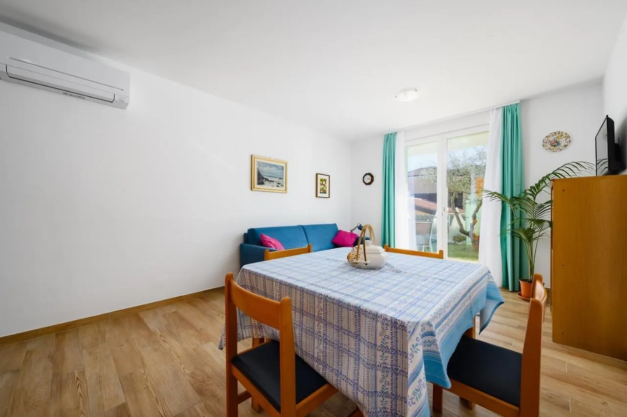 Andrea House With Apartments Umag Guest house