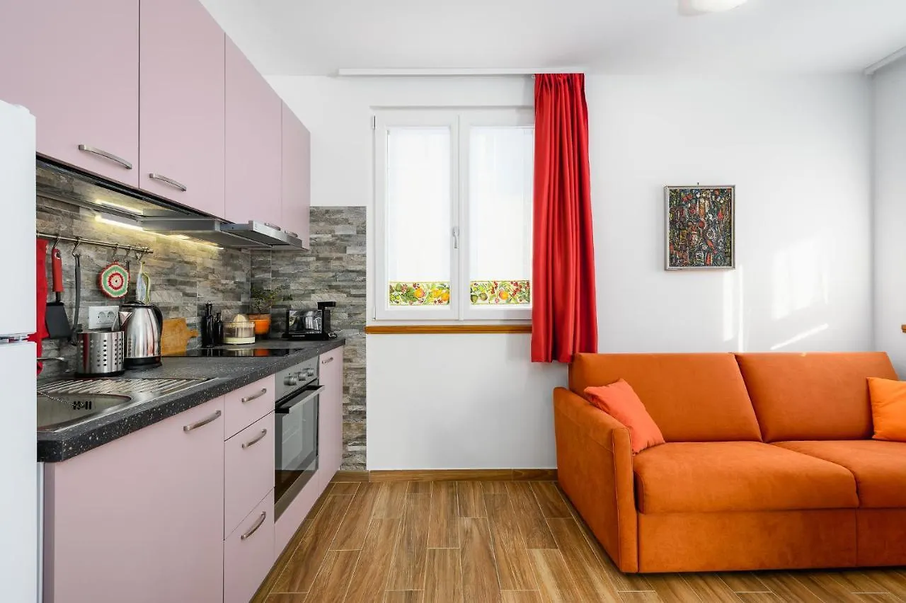 Andrea House With Apartments Umag Guest house